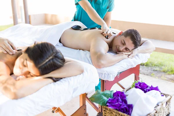 Masseurs Massage Couple Avec Des Pierres Noires Chaudes Spa Santé — Photo