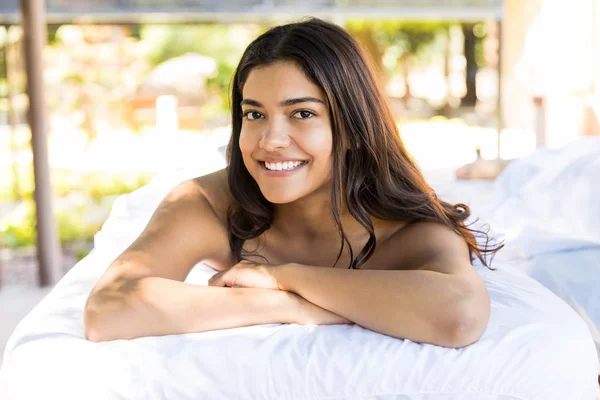 Retrato Uma Jovem Sorridente Deitada Cama Salão Saúde — Fotografia de Stock