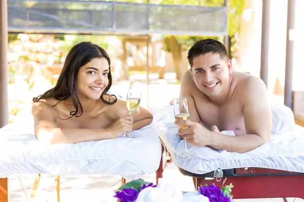 Retrato Amantes Sorridentes Tendo Champanhe Enquanto Deitado Camas Massagem Salão — Fotografia de Stock