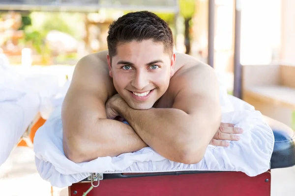 Lächelnder Schöner Mann Entspannt Sich Auf Massagebett Luxus Resort — Stockfoto