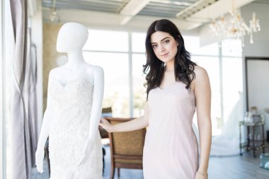 Gelin Butik manken tarafından ayakta çekici bir alıcı portresi