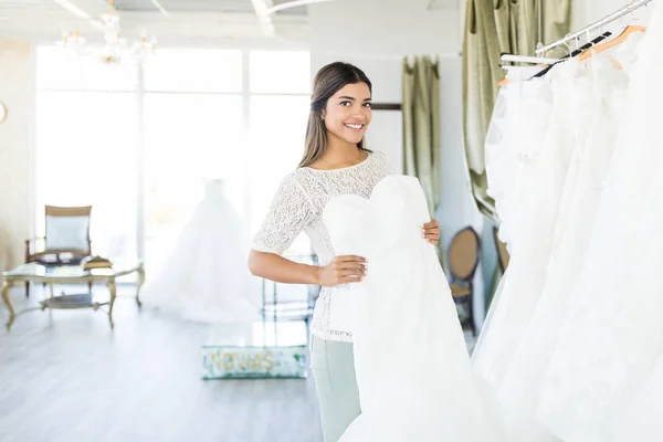 Portrait Contenu Femme Tenant Belle Robe Mariée Magasin — Photo