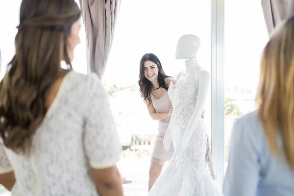 Multiétnicas Amigas Disfrutando Sus Compras Nupciales Tienda Ropa — Foto de Stock