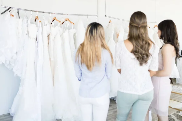 Женщины Друзья Выбирают Изящное Белое Платье Невесты Магазине — стоковое фото