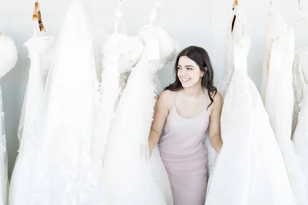 Bastante Joven Comprador Pie Medio Vestidos Novia Blancos Sonriendo Tienda —  Fotos de Stock