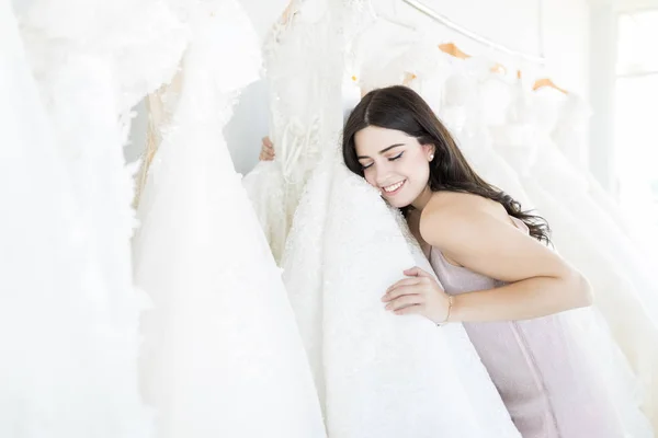 Schöne Braut Die Den Stoff Ihres Brautkleides Einzelhandel Spürt — Stockfoto