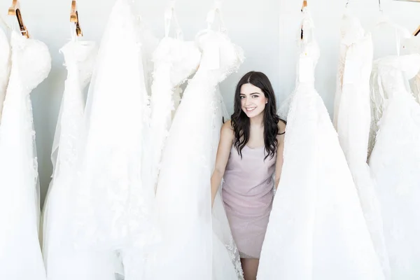 Retrato Novia Sonriente Para Estar Rodeado Varios Bonitos Vestidos Novia — Foto de Stock