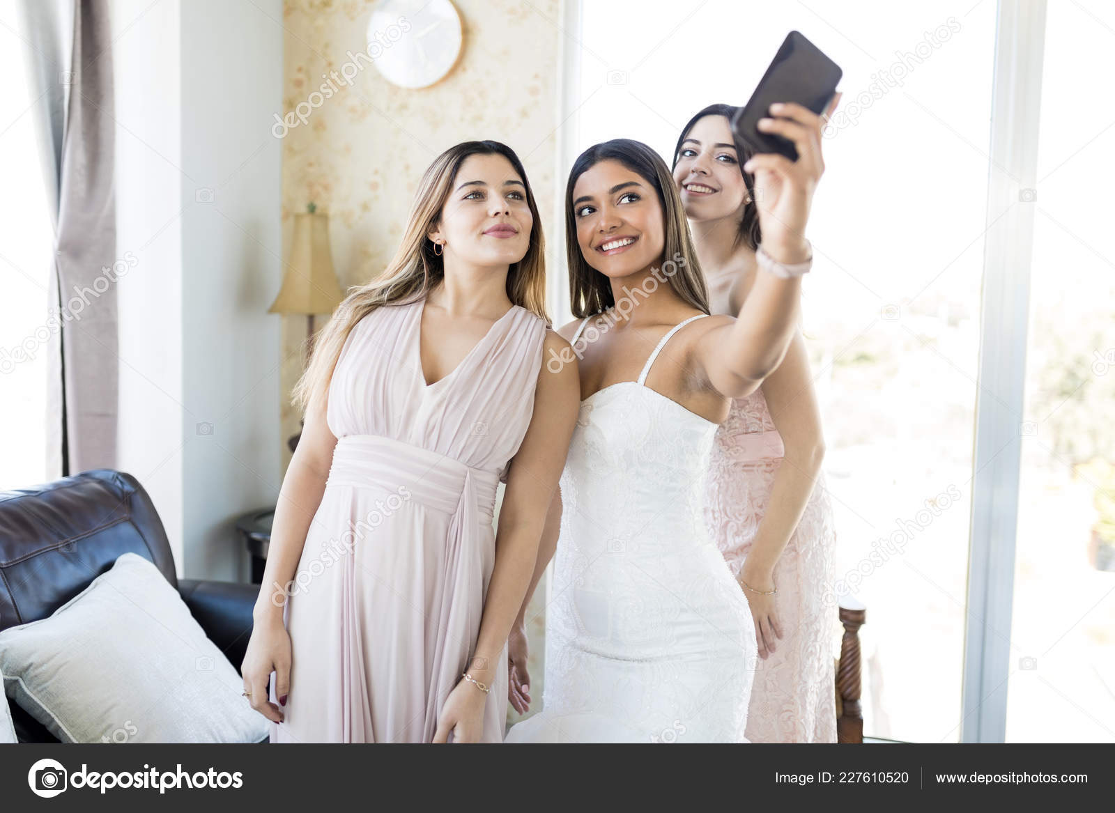 Sorrindo Jovem Noiva Damas Honra Tomando Auto Retrato Dia