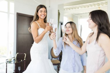Mükemmel gelinlik bulma ve modern butik alkol ile kutlama satın almacılar