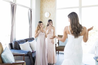 Sürpriz nedime gelinlik oturma odasında güzel gelin bakarak