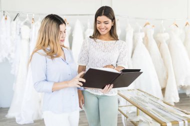 Güzel pazarlamacı gösteren Katalog istemciye butik gelinlik koleksiyonu