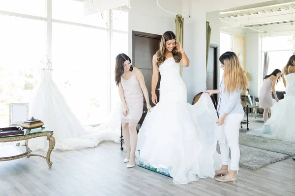 Clientes Femeninos Revisando Vestido Usado Por Una Hermosa Amiga Tienda — Foto de Stock