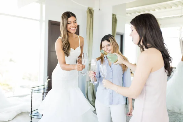 Compradoras Multiétnicas Tomando Champán Para Celebrar Salón Bodas — Foto de Stock