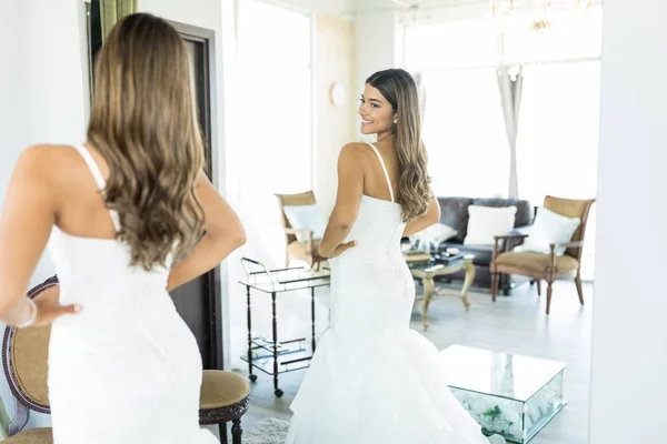 Junge Frau Liebt Sich Ihrem Traum Hochzeits Outfit Brautladen — Stockfoto