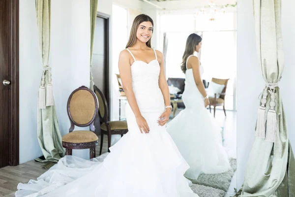 Sinnliche Käuferin Probiert Hochzeitskleid Aus Und Lächelt Showroom — Stockfoto