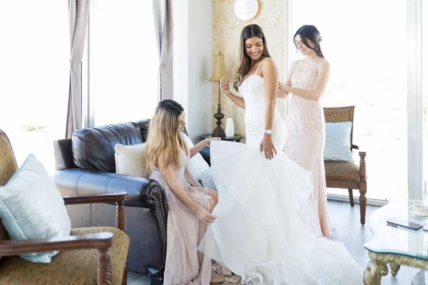 Feliz Joven Novia Preparándose Con Ayuda Sus Amigos Cercanos Habitación — Foto de Stock