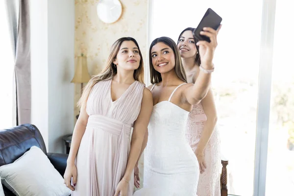 Lächelnde Junge Braut Und Brautjungfern Beim Selbstporträt Hochzeitstag Wohnzimmer — Stockfoto