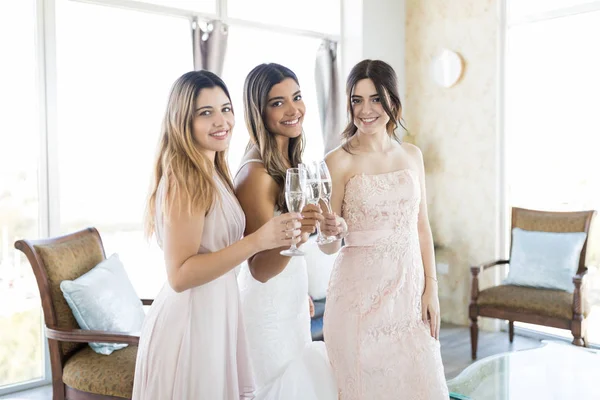 Привлекательная Молодая Невеста Своими Прекрасными Подружками Невесты Наслаждается Шампанским Перед — стоковое фото