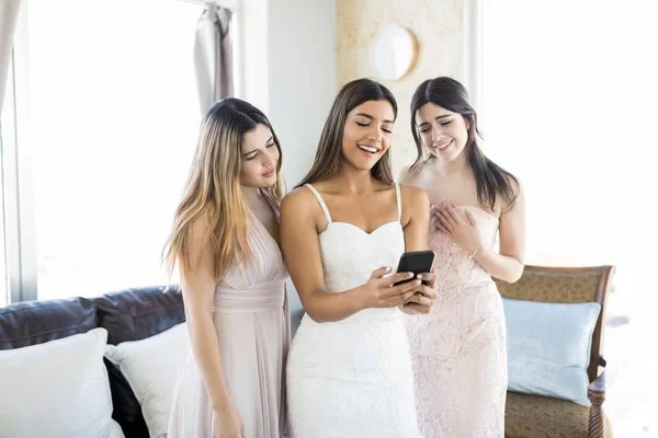 Attraktiv Ung Brud Med Vänner Tittar Sin Selfie Smartphone Vardagsrummet — Stockfoto