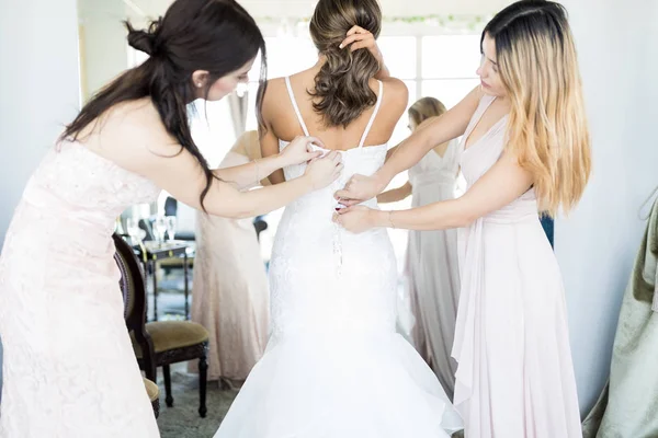 Encantada Joven Dama Honor Ayudando Novia Prepararse Para Ceremonia Boda — Foto de Stock