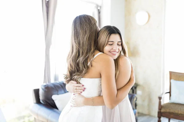 Hermosa Mujer Joven Abrazando Novia Hispana Día Boda Sala Estar — Foto de Stock