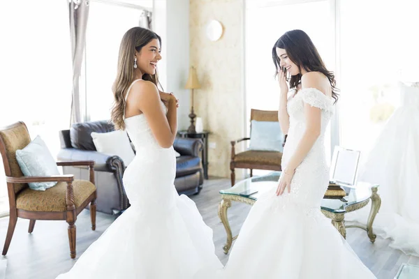 Sorprendida Novias Multiétnicas Mirando Los Vestidos Novia Hermosos Del Otro — Foto de Stock