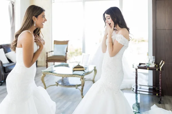 Fröhliche Und Staunende Junge Frauen Eleganten Brautkleidern Brautladen — Stockfoto