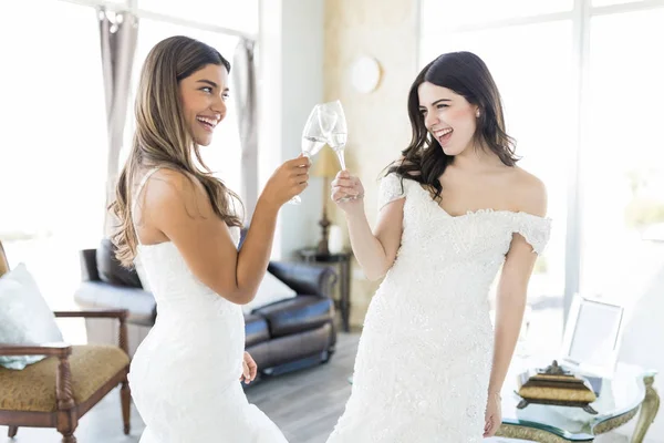 Amigos Alegres Atractivos Batas Blancas Disfrutando Fiesta Antes Boda Boutique — Foto de Stock