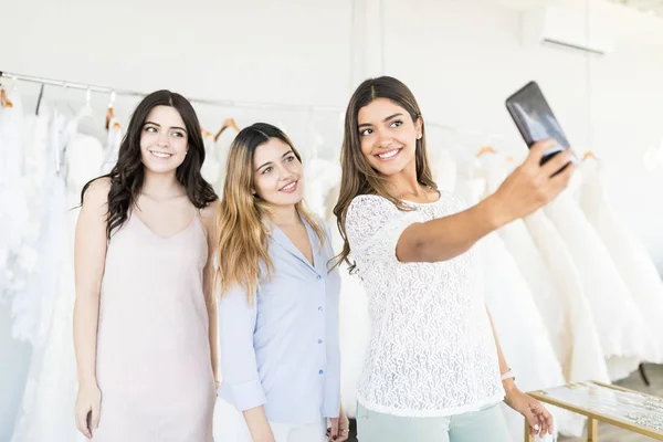 Vonzó Fiatal Menyasszony Vesz Selfie Meg Smartphone Boutique — Stock Fotó
