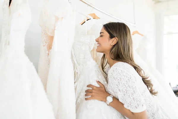 Oldalnézetből Gyönyörű Fiatal Menyasszony Lány Esküvői Ruha Menyasszonyi Üzlet Kiválasztása — Stock Fotó
