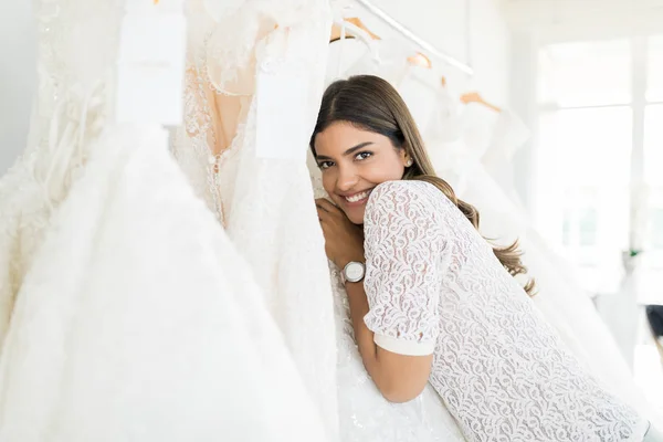 Porträtt Leende Ung Kvinna Omfamnar Hennes Bröllopsklänning Butik — Stockfoto