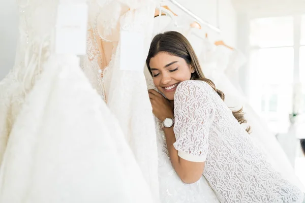 Красивая Латиноамериканка Закрытыми Глазами Обнимает Свое Свадебное Платье Свадебном Магазине — стоковое фото
