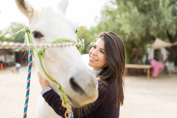 Opieka Nad Kobieta Właściciel Uśmiechnięty Przytulanie Konia Stajni — Zdjęcie stockowe