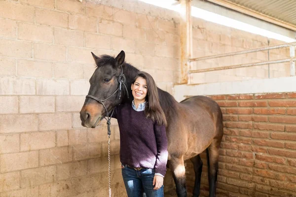 Sorrindo Mulher Adulta Média Tratamento Equestre Rancho — Fotografia de Stock