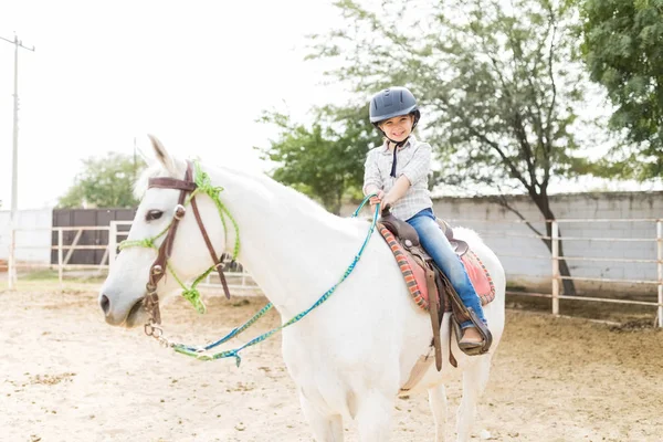 Portret Van Opgewekt Meisje Genieten Van Tijdens Paarden Ondersteunde Therapie — Stockfoto