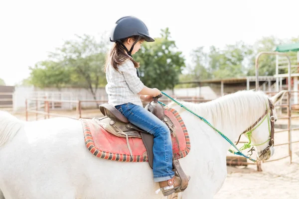 Vista Lateral Niña Aprendiendo Montar Caballo Rancho — Foto de Stock