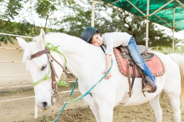 優しさの牧場で馬に横たわっている無実の女性ライダー — ストック写真