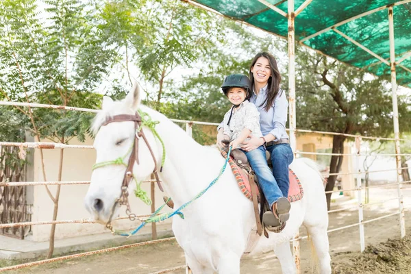 Retrato Mãe Feliz Filha Montando Cavalo Branco Fazenda — Fotografia de Stock