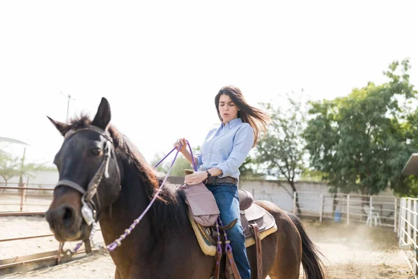 Приключенческая Женщина Пытается Балансировать Лошади Ранчо Солнечный День — стоковое фото
