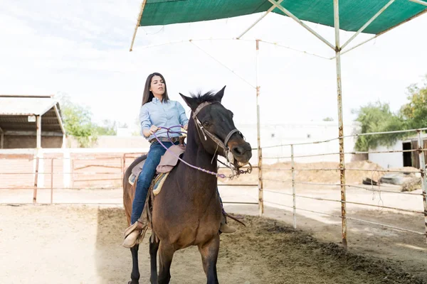 Mid Adult Woman Practicing Horseback Riding Weekend Ranch — Stock Photo, Image