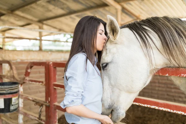Sidovy Kärleksfull Mitten Vuxen Kvinna Kysser Vackra Vita Häst Stall — Stockfoto