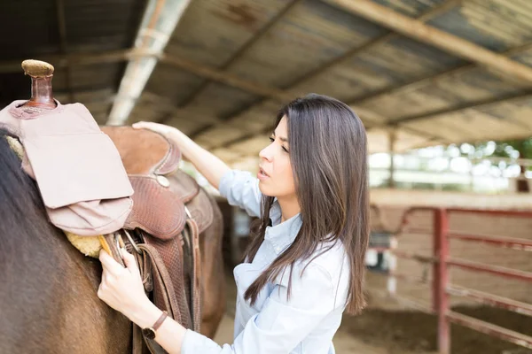 Blanc Adulte Femme Ajuster Une Selle Sur Son Cheval Brun — Photo