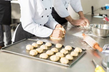 Erkek ve kadın pasta midsection yoğurma chouxs hamuru mutfak aşçılar