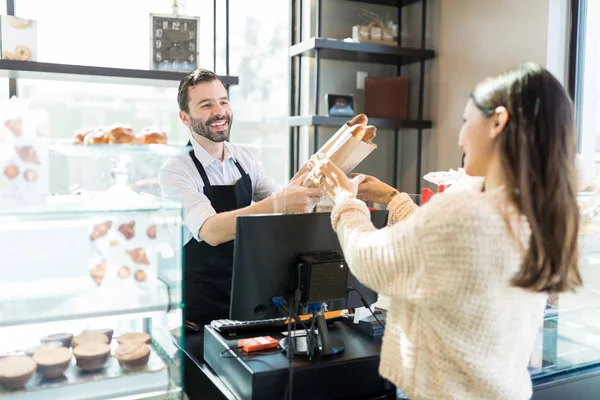 Freundliche Erwachsene Besitzerin Gibt Frau Bäckerei Frische Brote — Stockfoto