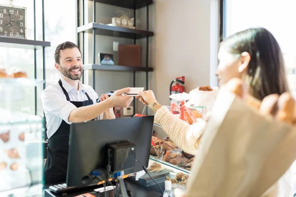 Vendedor Feliz Recibiendo Tarjeta Crédito Del Cliente Panadería —  Fotos de Stock