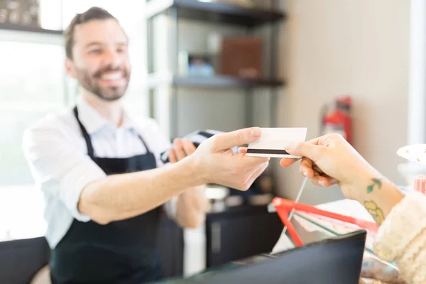 Händerna Säljare Och Klienten Passerar Kreditkort För Betalning Bageri — Stockfoto