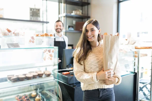 Jovem Bonita Sorridente Segurando Saco Papel Com Pão Padaria — Fotografia de Stock