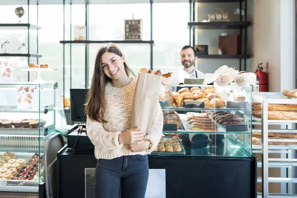 Cliente Atraente Segurando Saco Papel Com Pão Enquanto Está Frente — Fotografia de Stock