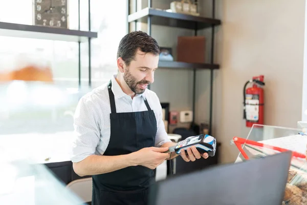 Confident Baker Inserting Credit Card Pos Terminal Shop — Stock Photo, Image