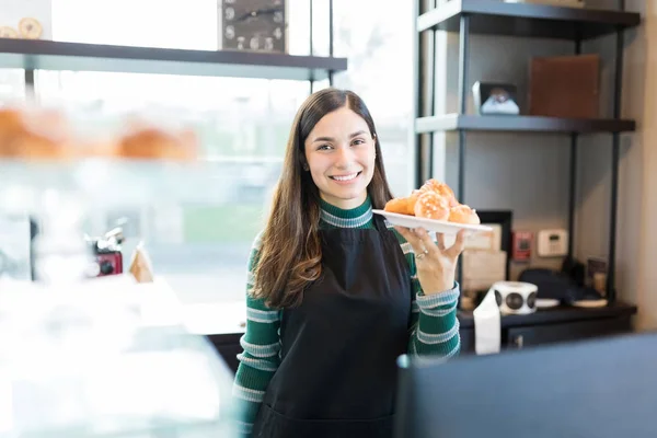 Ritratto Affascinante Commessa Che Tiene Serbo Piatto Pasticcini — Foto Stock